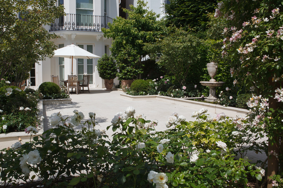 Пример оригинального дизайна: солнечный, летний регулярный сад среднего размера на внутреннем дворе в классическом стиле с хорошей освещенностью и покрытием из каменной брусчатки
