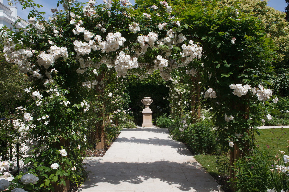 Ispirazione per un giardino formale classico esposto in pieno sole di medie dimensioni e in cortile in estate con pavimentazioni in pietra naturale