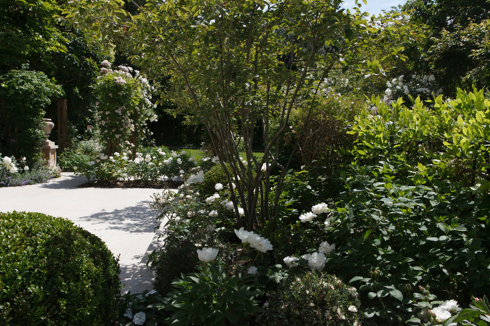Idées déco pour un jardin classique de taille moyenne et l'été avec une exposition ensoleillée et des pavés en pierre naturelle.