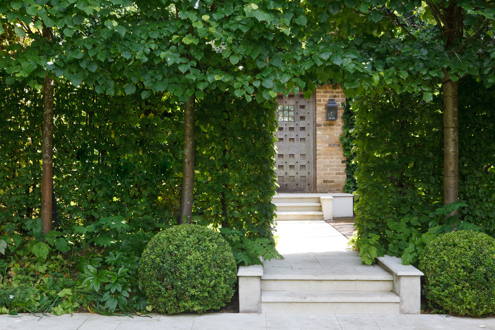Immagine di un giardino formale chic esposto in pieno sole di medie dimensioni e in cortile in estate con pavimentazioni in pietra naturale