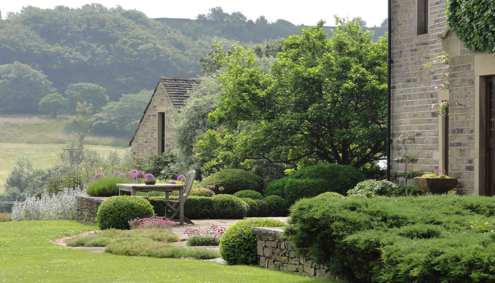 Imagen de jardín de estilo de casa de campo con jardín francés y exposición total al sol