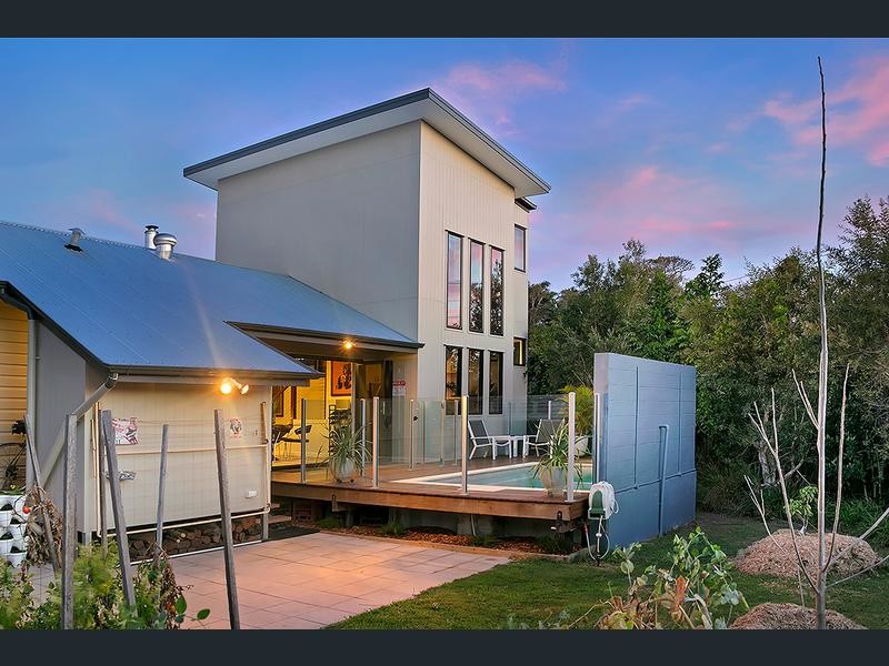 Großer Eklektischer Garten hinter dem Haus mit Pflastersteinen in Brisbane