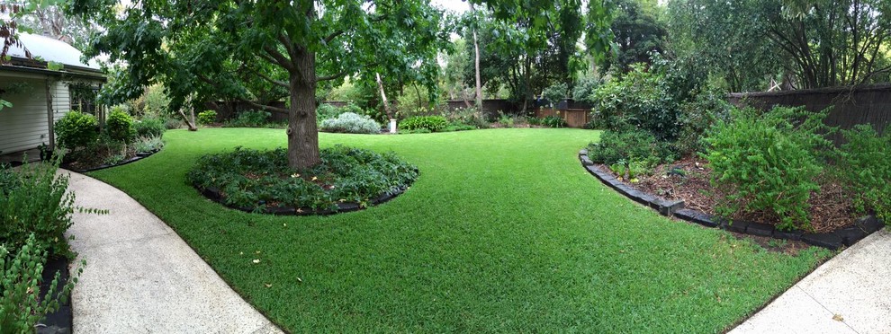 Exemple d'un jardin à la française arrière moderne de taille moyenne.