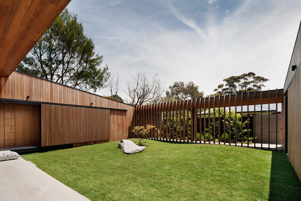 На фото: солнечный участок и сад на заднем дворе в современном стиле с хорошей освещенностью