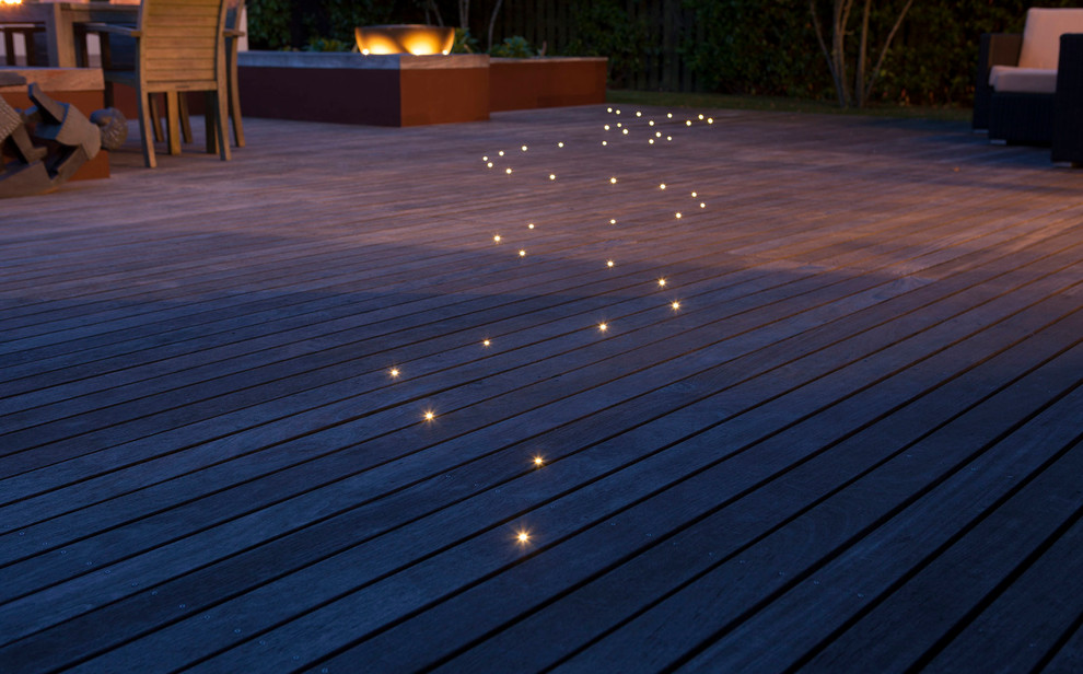 Photo of a contemporary garden in London with decking.