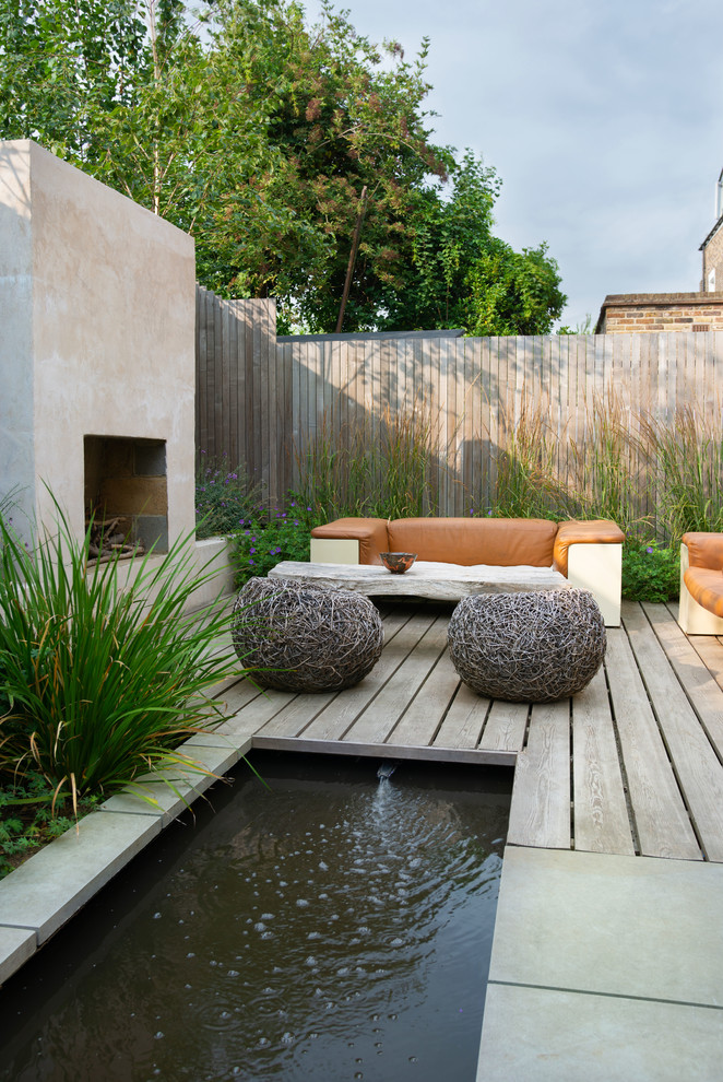 Idée de décoration pour un petit jardin à la française arrière design l'été avec un bassin, une exposition partiellement ombragée et des pavés en pierre naturelle.