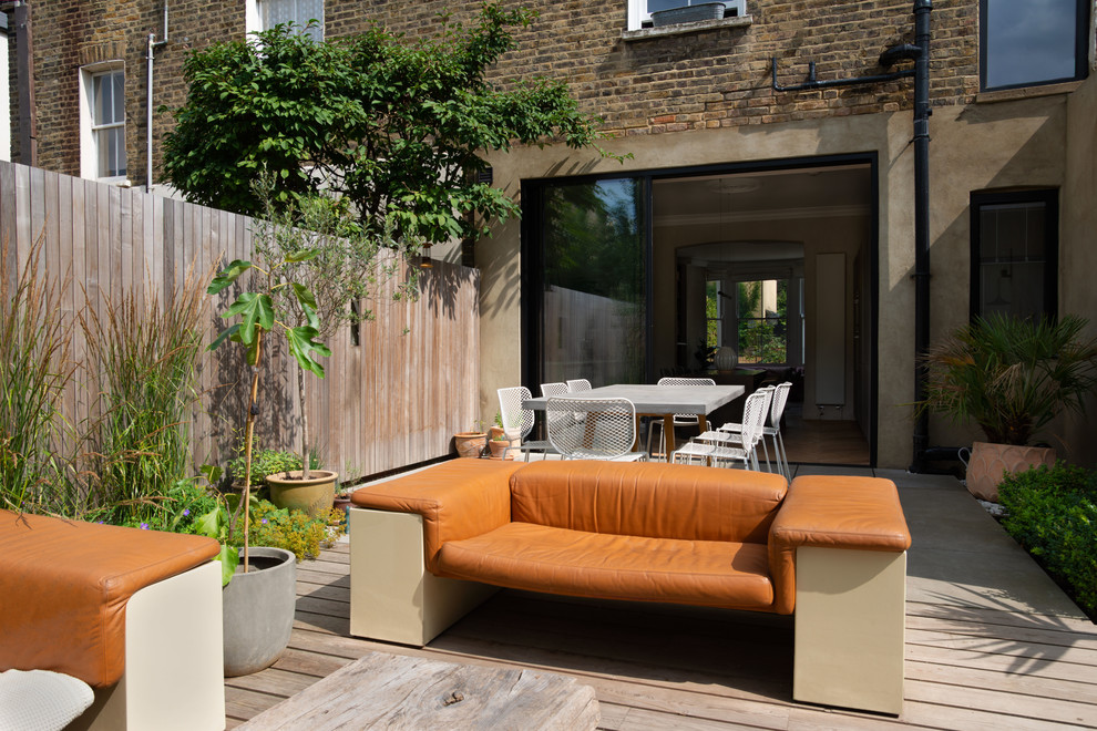 Immagine di un piccolo giardino design esposto a mezz'ombra dietro casa in estate con pavimentazioni in pietra naturale
