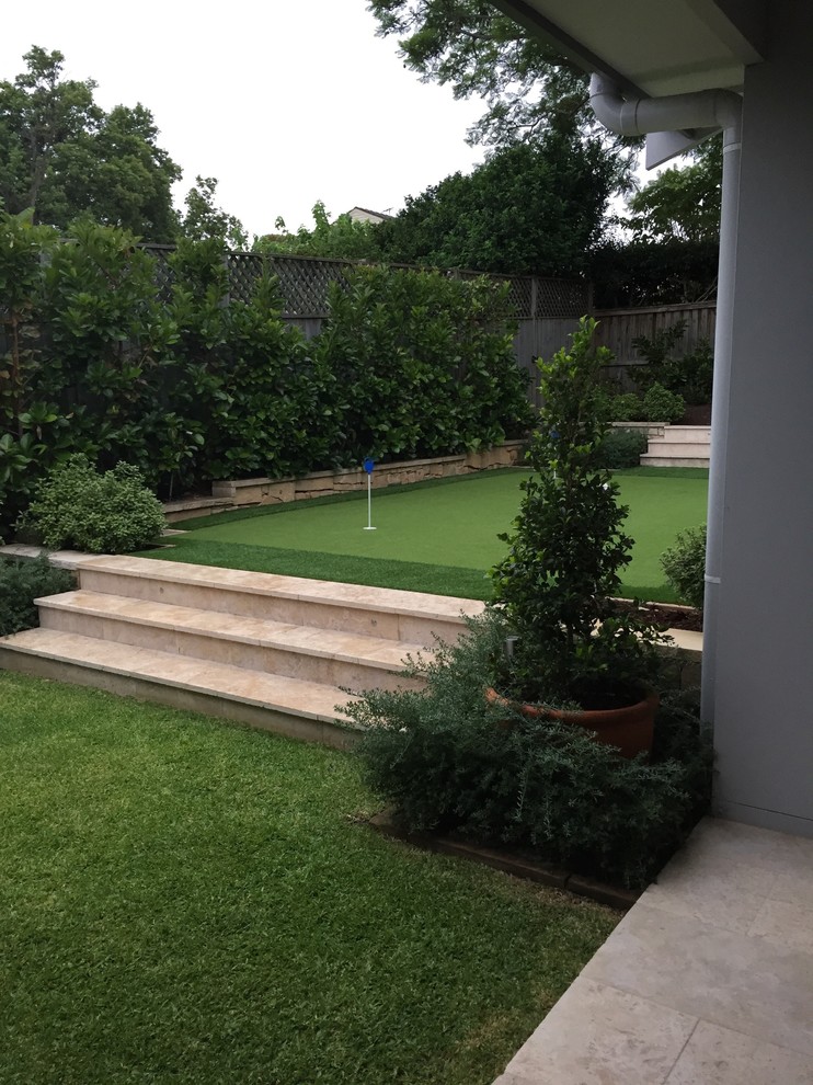 Mittelgroße Moderne Gartenmauer hinter dem Haus, im Frühling mit Sportplatz, direkter Sonneneinstrahlung und Natursteinplatten in Sydney
