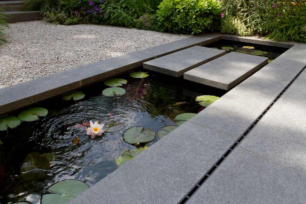 Inspiration for a contemporary landscaping in London.