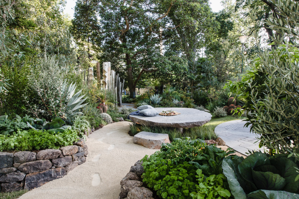 メルボルンにあるコンテンポラリースタイルのおしゃれな庭 (半日向、真砂土舗装) の写真