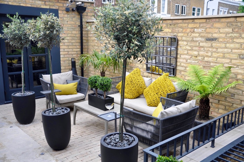 Geometrischer, Mittelgroßer, Halbschattiger Moderner Gartenweg im Sommer, hinter dem Haus mit Pflastersteinen in London