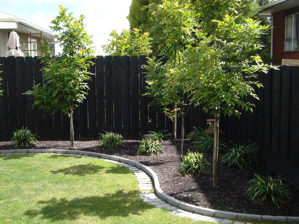Immagine di un piccolo giardino classico esposto a mezz'ombra nel cortile laterale