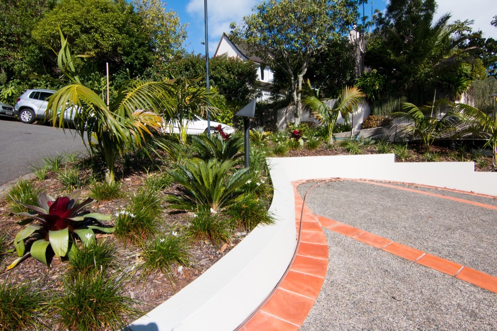 Источник вдохновения для домашнего уюта: регулярный сад среднего размера на склоне в морском стиле с перегородкой для приватности, полуденной тенью и настилом