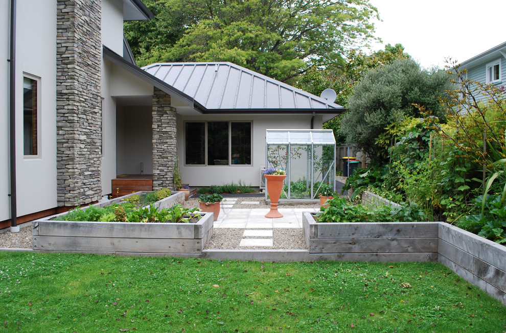 Идея дизайна: большой солнечный огород на участке на заднем дворе в классическом стиле с хорошей освещенностью