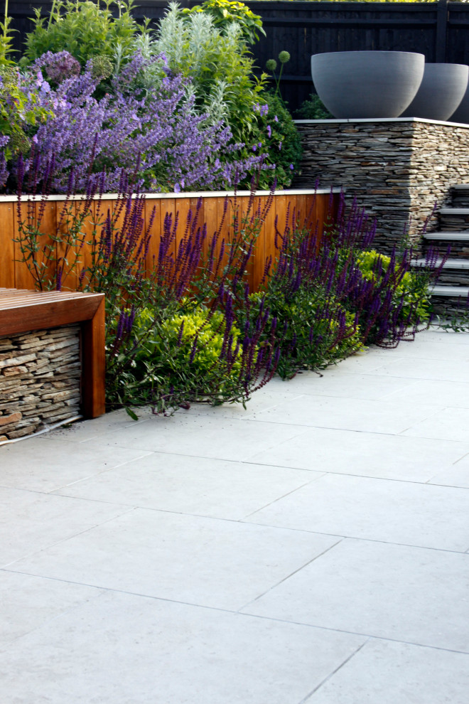 Esempio di un giardino formale minimal esposto in pieno sole di medie dimensioni e dietro casa in estate con pavimentazioni in pietra naturale