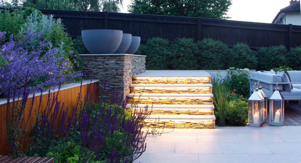 Esempio di un giardino formale minimal esposto in pieno sole di medie dimensioni e dietro casa in estate con pavimentazioni in pietra naturale