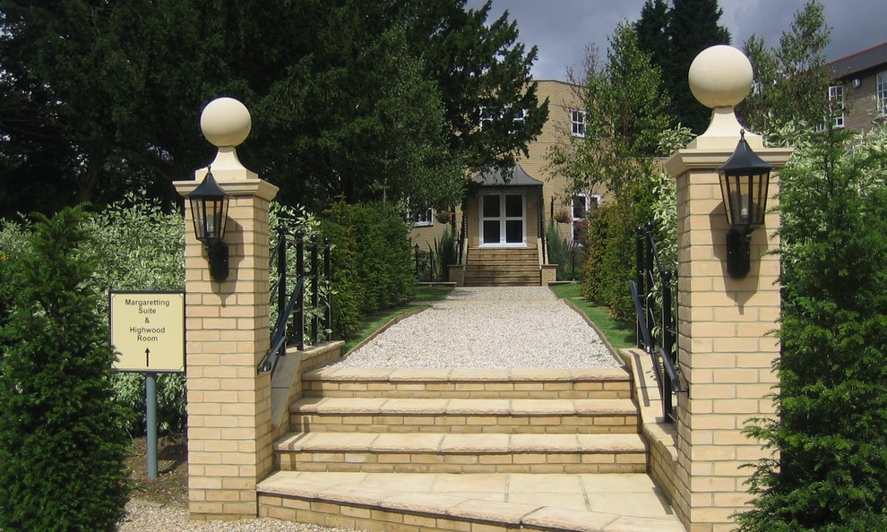 Esempio di un grande giardino formale classico dietro casa con un ingresso o sentiero e ghiaia