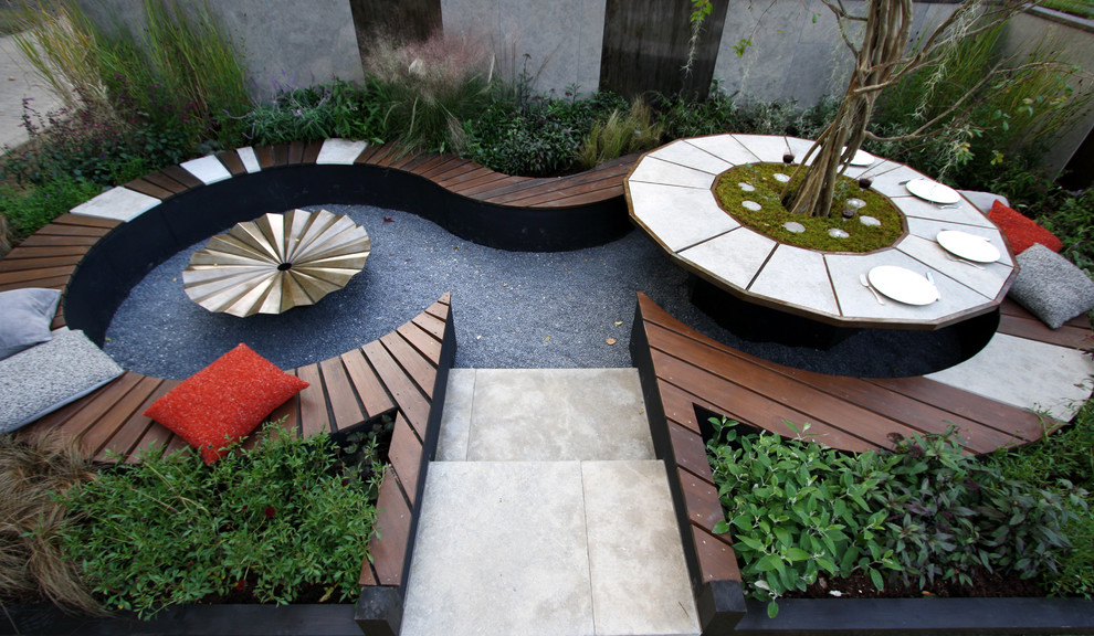 Idées déco pour un petit jardin sur cour asiatique au printemps avec un foyer extérieur et des pavés en pierre naturelle.