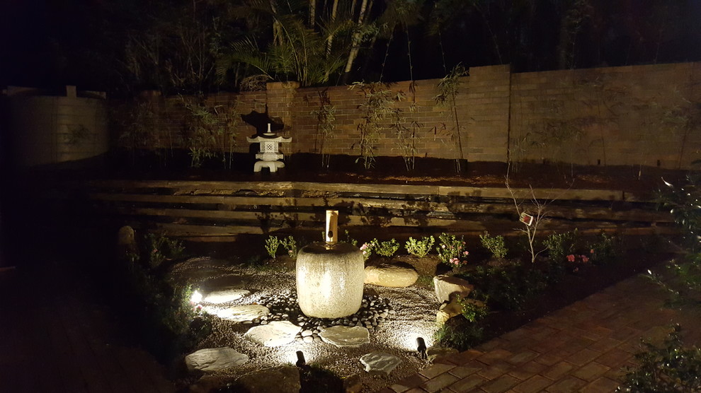 Свежая идея для дизайна: маленький весенний садовый фонтан на внутреннем дворе в восточном стиле с покрытием из каменной брусчатки и полуденной тенью для на участке и в саду - отличное фото интерьера