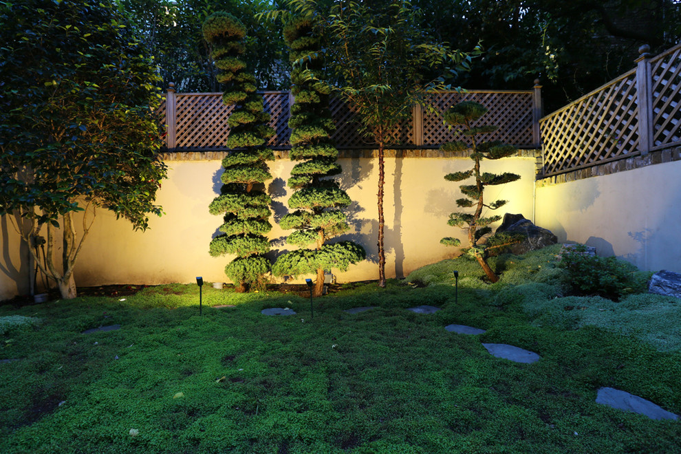 На фото: участок и сад в восточном стиле с