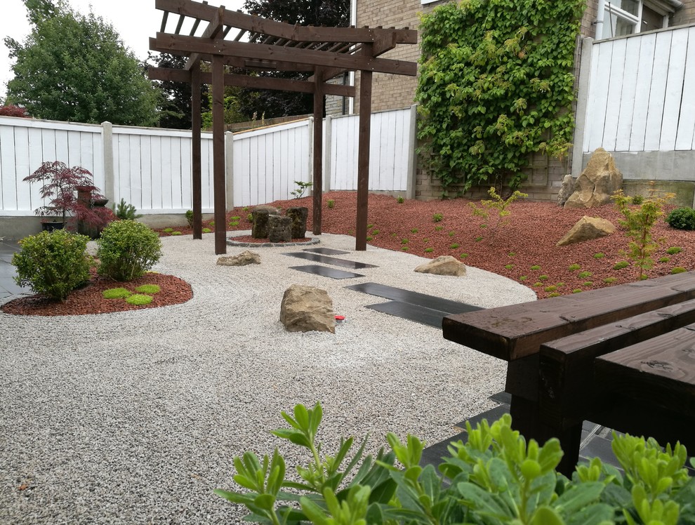 Пример оригинального дизайна: маленький участок и сад на заднем дворе в восточном стиле с покрытием из каменной брусчатки для на участке и в саду