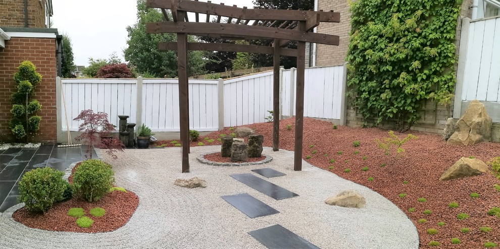 Exemple d'un petit jardin arrière asiatique avec des pavés en pierre naturelle.