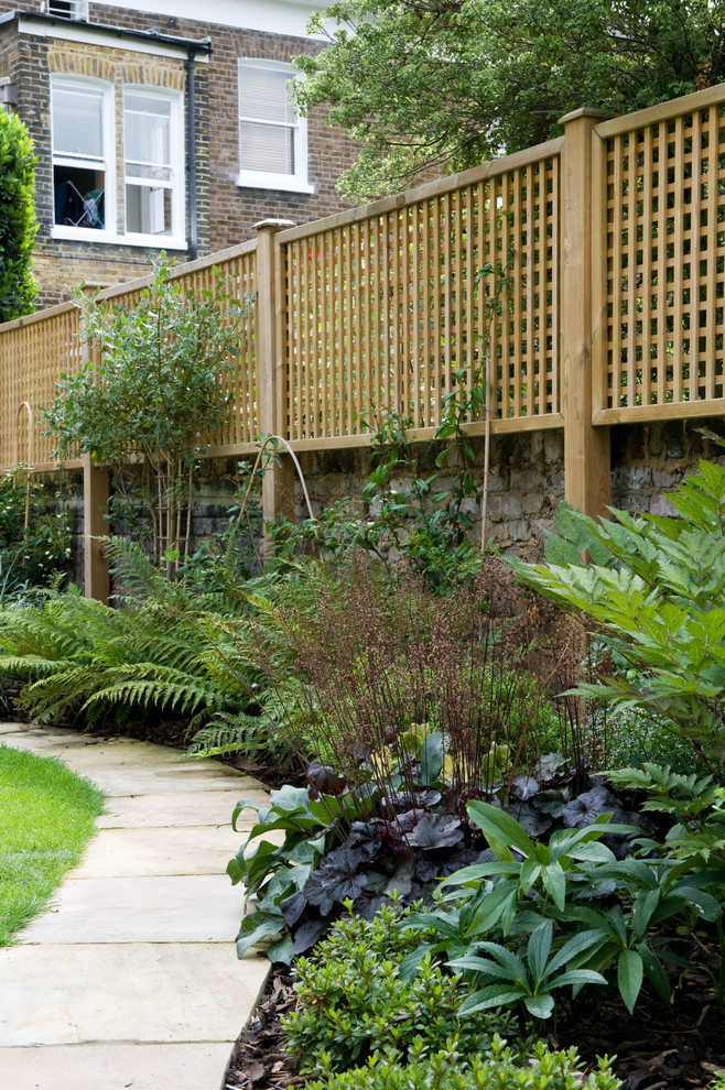Idées déco pour un jardin à la française arrière classique de taille moyenne et l'été avec une exposition partiellement ombragée et des pavés en pierre naturelle.