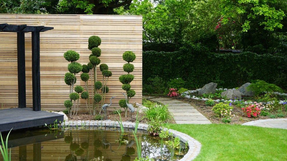 Пример оригинального дизайна: большой солнечный, летний сад с прудом на заднем дворе в восточном стиле с хорошей освещенностью и покрытием из каменной брусчатки