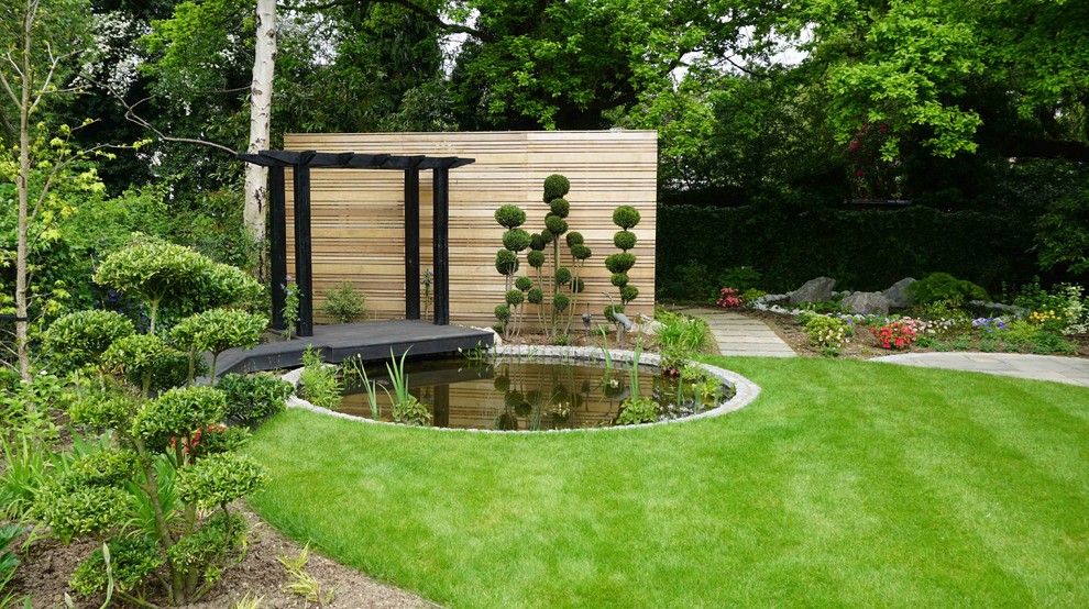 Идея дизайна: большой солнечный, летний сад с прудом на заднем дворе в восточном стиле с хорошей освещенностью и покрытием из каменной брусчатки
