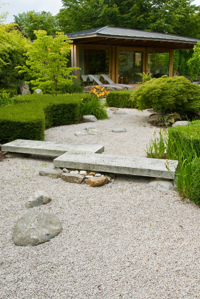 Réalisation d'un jardin arrière asiatique de taille moyenne avec une exposition partiellement ombragée et des pavés en pierre naturelle.