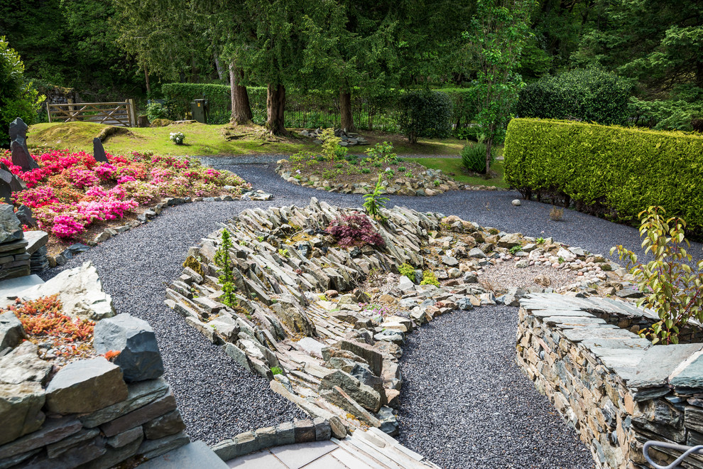 Foto di un giardino etnico esposto a mezz'ombra di medie dimensioni in primavera con un ingresso o sentiero, un pendio, una collina o una riva e pavimentazioni in pietra naturale