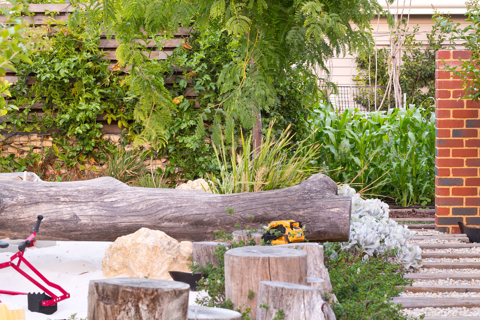 Idées déco pour un jardin arrière moderne avec des pavés en pierre naturelle.