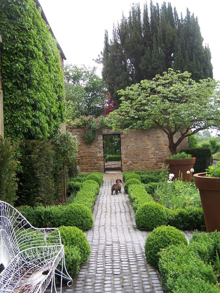 На фото: участок и сад в стиле кантри