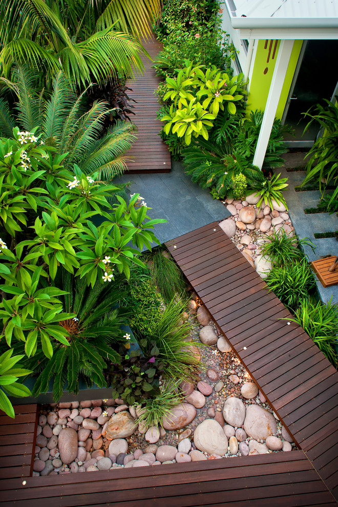 Diseño de jardín contemporáneo pequeño en patio delantero con fuente y entablado