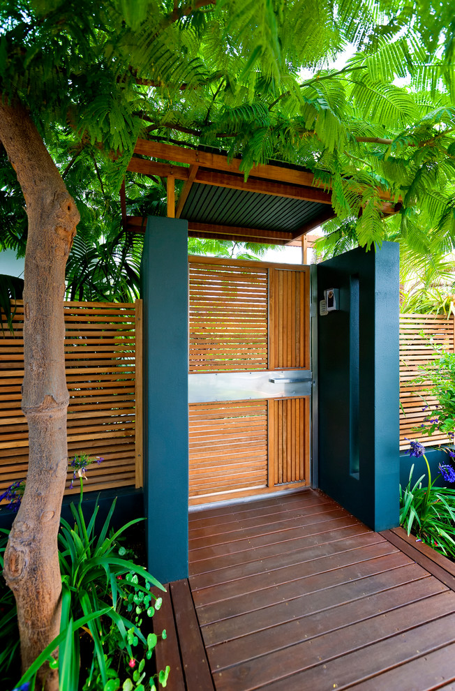 Exemple d'un petit aménagement d'entrée ou allée de jardin avant tendance avec une terrasse en bois.
