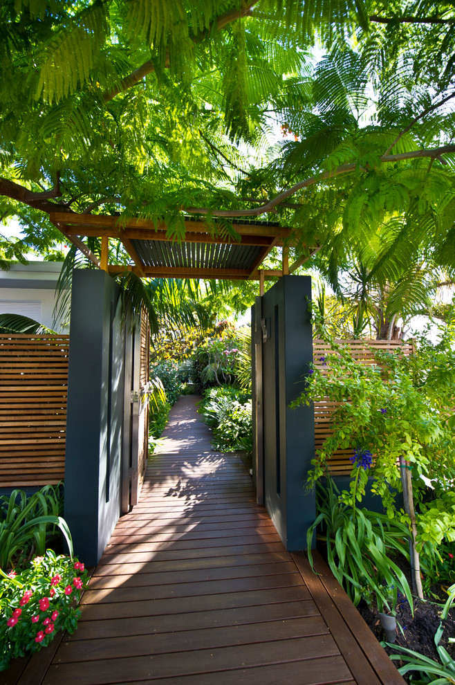 Immagine di un piccolo giardino minimal davanti casa con un ingresso o sentiero e pedane
