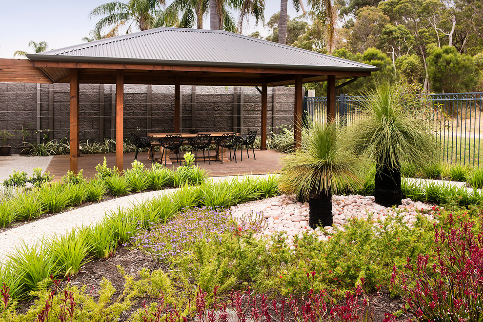 Großer, Geometrischer Moderner Garten hinter dem Haus mit direkter Sonneneinstrahlung und Betonboden in Perth