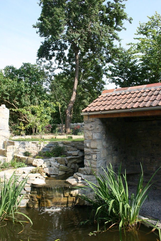 Пример оригинального дизайна: большой весенний садовый фонтан на внутреннем дворе в стиле кантри с полуденной тенью и покрытием из гравия