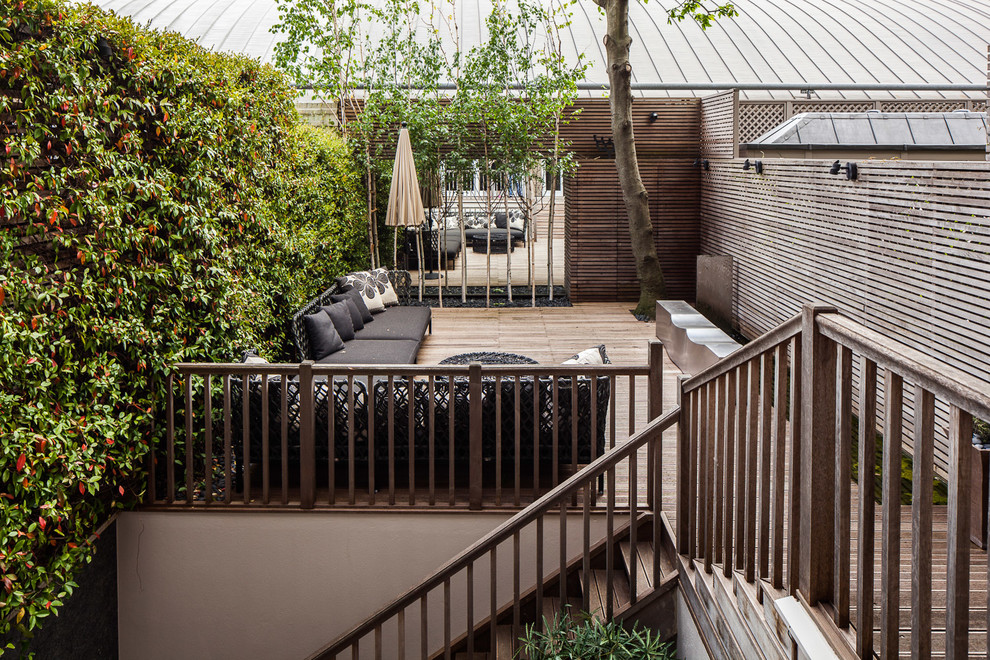 Idées déco pour un petit jardin arrière classique l'été avec une exposition ensoleillée et une terrasse en bois.