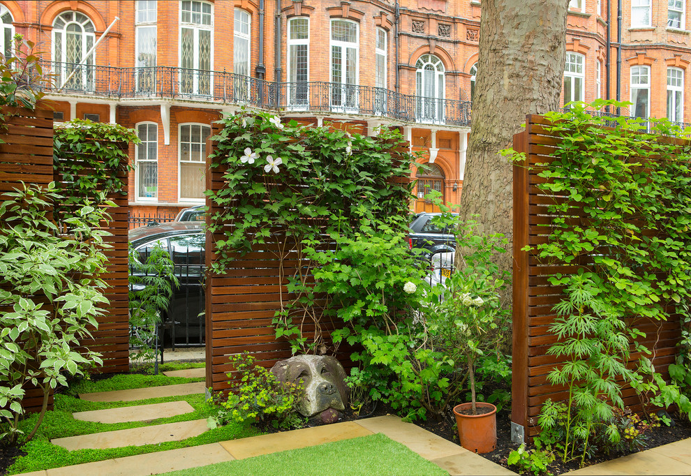 Geometrischer Moderner Gartenweg mit Betonboden in London