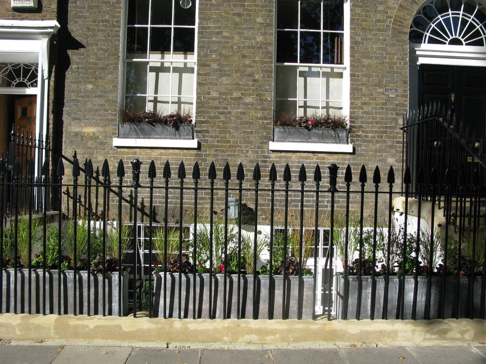 Design ideas for a small contemporary landscaping in London.