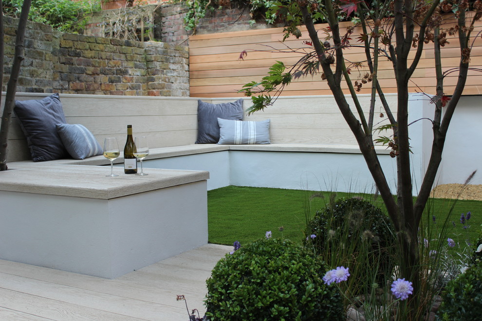 Kleiner, Halbschattiger Moderner Garten hinter dem Haus mit Dielen in London