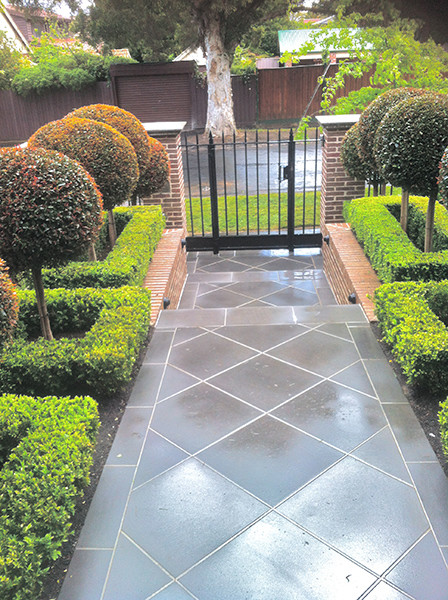 Ispirazione per un giardino formale davanti casa con un ingresso o sentiero e pavimentazioni in pietra naturale