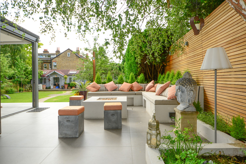 Foto di un giardino formale design esposto in pieno sole di medie dimensioni e dietro casa in estate con un focolare e pavimentazioni in cemento