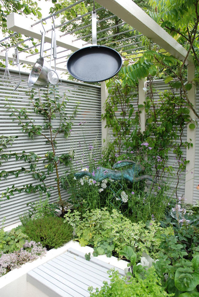 This is an example of a contemporary pergola in London.