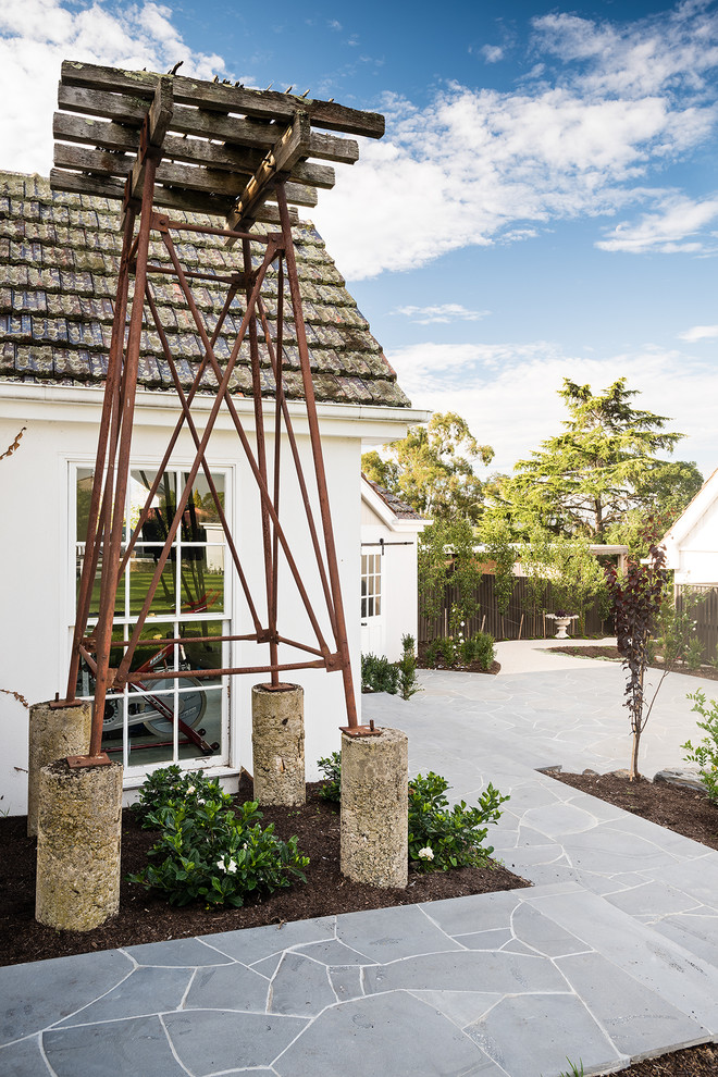 Geräumiger, Halbschattiger Klassischer Garten im Frühling, hinter dem Haus mit Natursteinplatten in Melbourne