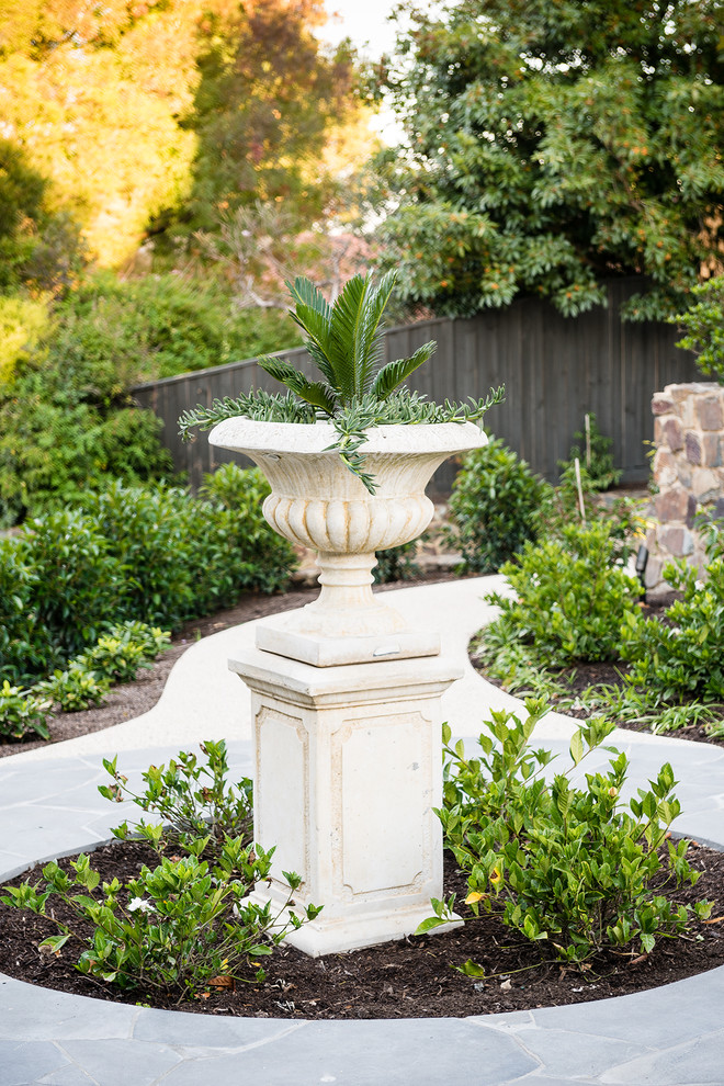 Пример оригинального дизайна: огромный солнечный, весенний регулярный сад на заднем дворе в современном стиле с хорошей освещенностью и покрытием из каменной брусчатки