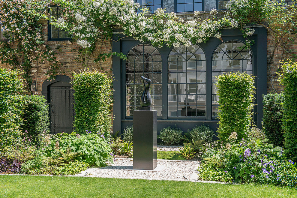 Design ideas for a medium sized classic back full sun garden in London with gravel.