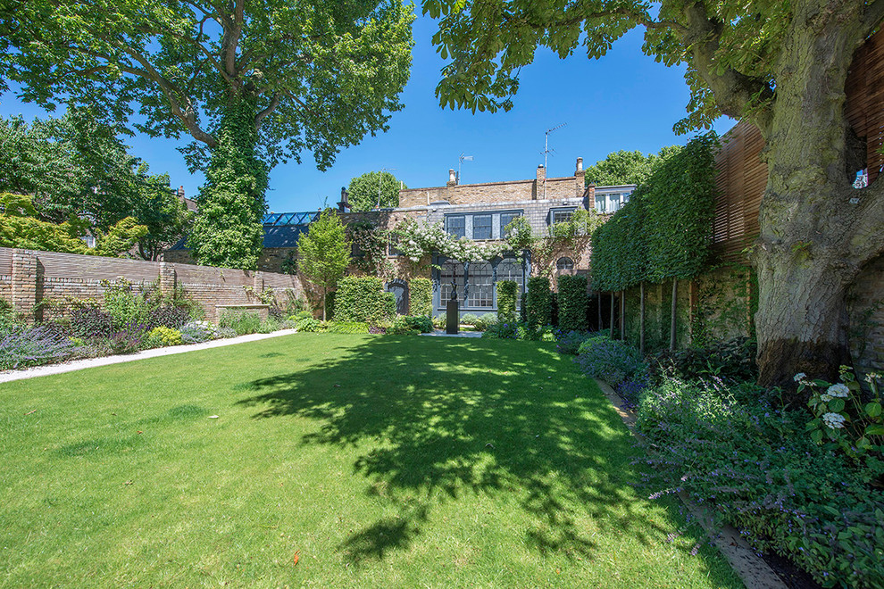 Foto di un giardino classico esposto in pieno sole di medie dimensioni e dietro casa in estate con pavimentazioni in pietra naturale