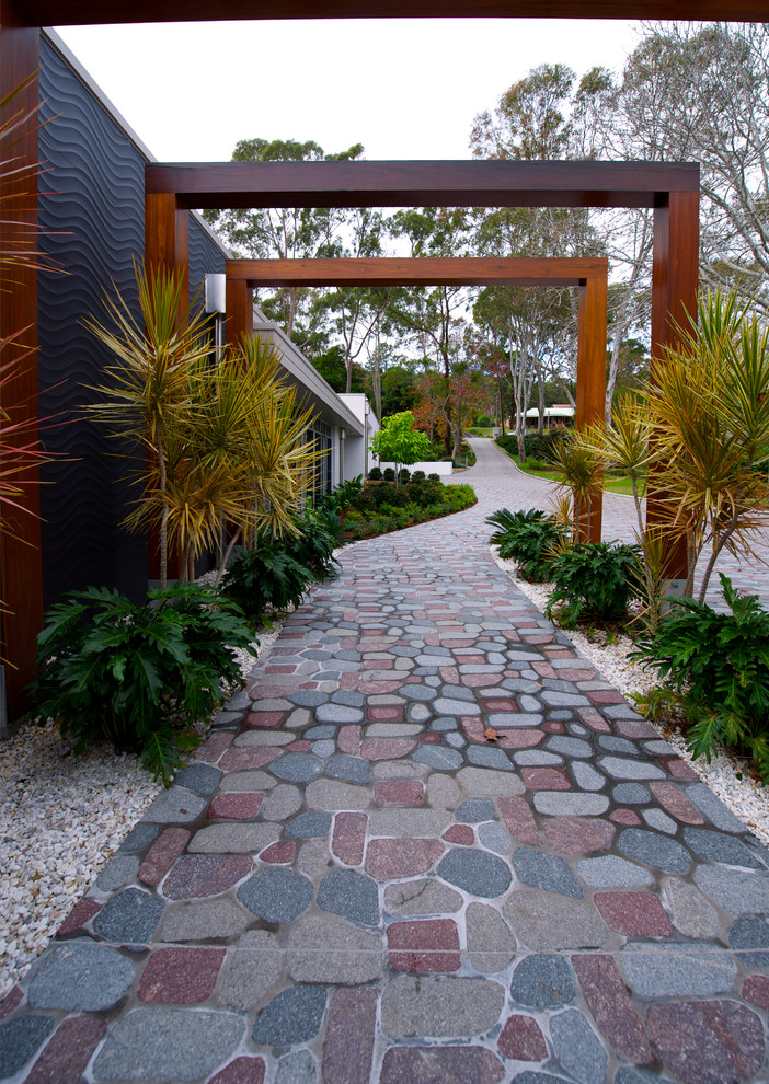 Diseño de camino de jardín contemporáneo en patio con exposición parcial al sol y adoquines de piedra natural
